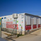 Fotografia de l’exterior de les actuals instal·lacions de l’Escola Els Ganxets.