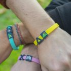 Les polseres utilitzen un codi de colors i símbols.