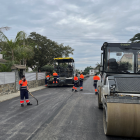 Operaris renovant el paviment d'un carrer de Cambrils.