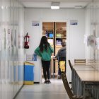 Imatge d'arxiu d'un passadís dels barracons de l'institut de Navàs, amb dos alumnes al fons