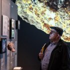 L’exposició està plantejada en tres àmbits i combina ciència, etnologia i art.