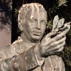 L’estàtua de Lluís Companys, coberta d’excrements d’ocells.