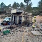 Estat en que ha quedat la caseta de Pirotècnia Catalana afectada per l'explosió.