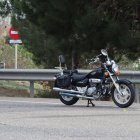 Imatge de la moto accidentada, amb el casc encara a terra.