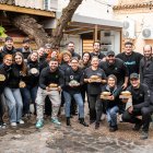 Imatge de l'equip de la pastisseria Cal Jan amb els premis que han obtingut en els darrers anys.