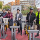 Fotografia de l’acte de celebració del primer any de la Ganxeta amb l’alcaldessa de Reus, el regidor de Mobilitat i els dos usuaris amb més trajectes registrats.