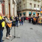 El president de l'ANC i cantautor, Lluís Llach, va acompanyar ahir durant el seu tomb per la plaça del Mercadal de Reus als Avis i Àvies per la Llibertat.