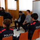 Els dos acusats de delicte d'assassinat per trarïdoria per matar un home a Reus el 2023, acompanyats de les seves defenses en la lectura del veredicte.