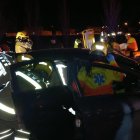 Imatge dels Bombers i el SEM treballant en l'accident a Deltebre