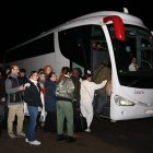 Cua de passatgers agafant un dels autobusos que ofereixen servei alternatiu per carretera als últims i primers trens del cap de setmana de les línies R2 Sud, R4, R16 i R17 entre Sant Vicenç de Calders i Cunit