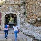 Dos visitants entrant al passeig arqueològic