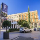 Un cotxe accedint al pàrquing subterrani que hi ha a la plaça Prim de Reus, gestionat per l’empresa Interparking
