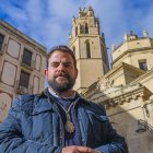 El president de l’Agrupació d’Associacions de Setmana Santa de Reus, davant la Prioral de Sant Pere.
