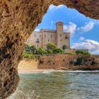 Imagen de la Cala Jovera junto al Castillo de Tamarit.