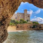 Imagen de la Cala Jovera junto al Castillo de Tamarit.