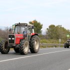 Fotografia de tractors circulant per l’N-240 durant una protesta organitzada per Unió de Pagesos.