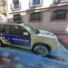 Imatge de l'estat en que va quedar el vehicle policial de Santa Bàrbara.