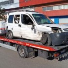 Imatge d’arxiu d’una grua emportant-se una furgoneta que havia patit un accident en el Polígon Francolí de Tarragona.