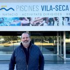 L’actual portaveu adjunt de Vila-seca en Comú, Francesc Benaiges, davant la piscina municipal.