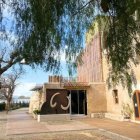 Imatge de l’entrada de l’Espai Mammuthus, un centre d’interpretació del jaciment arqueològic del Barranc de la Boella.