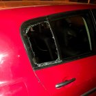 Imatge del vehicle amb el vidre trencat.