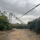 Una de les dues torres de mitja tensió que ha quedat afectada pel xoc d'un turisme, a Riudoms.
