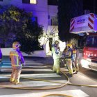 Imatge dels Bombers treballant en l'extinció de l'incendi a Calafell