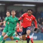 El davanter d'Osasuna, Sixtus, perseguit per Antonio Leal.