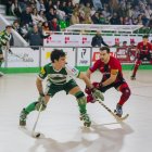 El jugador del Calafell, Carles Domènech, reben la pressió del capità del Reus Joan Salvat