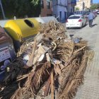 Imatge de brossa fora dels contenidors a Tarragona.