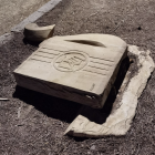 Imagen de la escultura caída.
