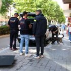 Agents dels Mossos d'Esquadra escorcollant un vehicle en l'operatiu antidrogues fet a Valls.
