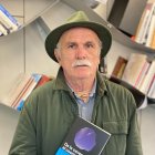 Eudald Carbonell en una imatge recent, amb el seu últim llibre.