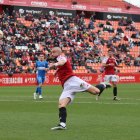 El lateral esquerre del Nàstic, David Juncà, rematant de volea una acció contra l’Amorebieta.
