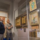 El regidor de Cultura, Daniel Recasens, i el director del Museu de Reus, Marc Ferran, contemplant algunes peces de la col·lecció.