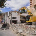 Fa quatre setmanes, es van començar els treballs d’enderrocament de l’antic concessionari i edifici Renault i se n’ha conservat una part.