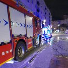 Bombers treballant en l'incendi en un pis de Sant Pere i Sant Pau.