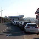 Imatge d’arxiu de cotxes aparcats al costat de la carretera que arriba a l’estació del Camp de Tarragona.