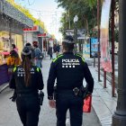 Dos agents de la GUT patrullant pels carrers de Tarragona durant la campanya de Nadal.