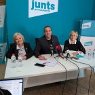 Imatge de la Roda de premsa de Junts a Cambrils amb Enric Daza, Laura Mellau i Teresa Recasens.