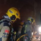Els bombers trebllant en l'incendi de Tortosa.