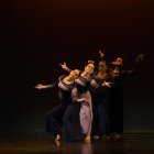 Un instant de les coreografies de joves ‘amateurs’ que van veure’s ahir al Teatre Bartrina