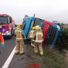 Imatge del camió bolcat a l'AP-7 a Mont-roig del Camp.
