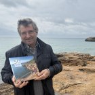 Jordi Longás Mayayo amb el llibre que tot just acaba de publicar.