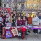 Les entitats Insubmises Roller Derby Reus i H2O van muntar una taula informativa a la plaça de Prim.