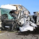 Els dos camions que han xocat a la C-221 de Batea destrossats al mig de la carretera