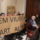 Els membres de la plataforma Som Part Alta, durant el ple d'aquest divendres.