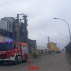 Els Bombers treballant en l'accident laboral al polígon Baix Ebre.