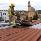 Imatge dels bombers apagant l'incenci a la xemeneia.