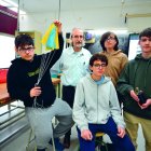 L’Elias, l’Eric, el Biel i l’Unai amb el professor de tecnologia, Josep A., i el prototip del CanSat